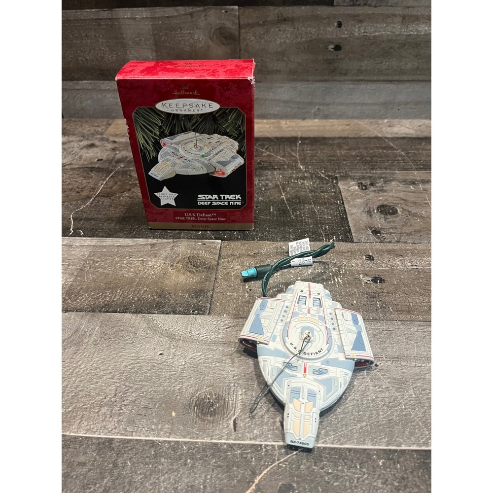 Hallmark Keepsake 1997 Star Trek Deep Space Nine U.S.S. Defiant Magic Ornament